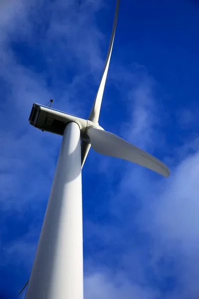 Zbliżenie Turbiny Wiatrowej Jasnoniebieskiego Nieba Holandia — Zdjęcie stockowe