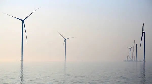 Breezanddijk Ijsselmeer 离岸风车内的风力涡轮机 — 图库照片