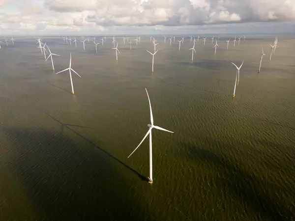 オランダのオフショア風力発電所の風力タービン — ストック写真