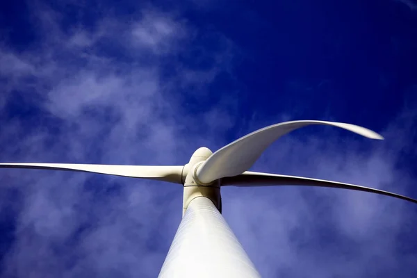 Großaufnahme Einer Windturbine Und Eines Hellblauen Himmels Niederlande Stockfoto