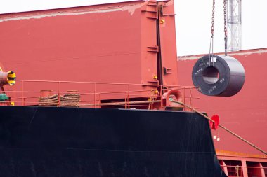 Hollanda, Ijmuiden 'daki çelik fabrikasında üretilen sarmal çelik levhaların nakliyesi.