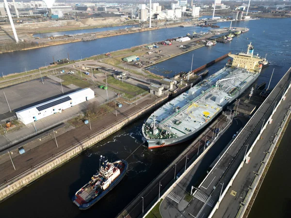 Asd Tugboat Assisting Bulkcarrier Ijmuiden Netherlands — Stock Photo, Image