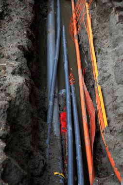 Hollanda 'da bir yerleşim bölgesine yüksek voltajlı kablo kurulumu