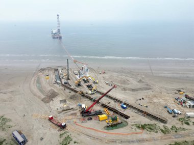 Denizaşırı bir rüzgar parkından Hollanda 'daki Wijk aan Zee' deki bir kıyı enerji merkezine deniz ulaşımı sağlandı.