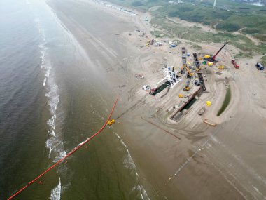 Denizaşırı bir rüzgar parkından Hollanda 'daki Wijk aan Zee' deki bir kıyı enerji merkezine deniz ulaşımı sağlandı.