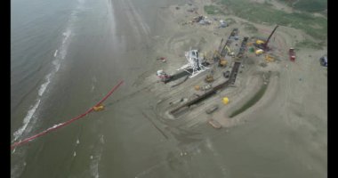 Wijk aan Zee, Hollanda - 16 Mayıs 2024 - Kıyıdaki bir rüzgar parkından karadaki bir güç merkezine deniz kenarı bağlantısı