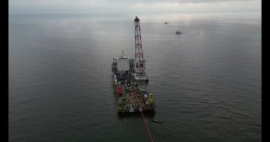 Denizaşırı bir rüzgar parkından Hollanda 'daki Wijk aan Zee' deki bir kıyı enerji merkezine deniz ulaşımı sağlandı.