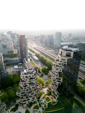 Hollanda, Amsterdam 'ın güneyindeki finans merkezi.