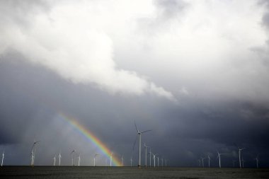 Açık deniz rüzgâr parkının üstündeki gökkuşağı, Breezanddijk, Hollanda
