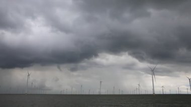 Açık deniz rüzgâr parkı manzarası ve güzel bir bulut manzarası