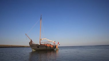 Wadden Denizi, Hollanda 'da yükselen gelgit hareketini gösteren klasik bir yelkenlinin timpelapse' si