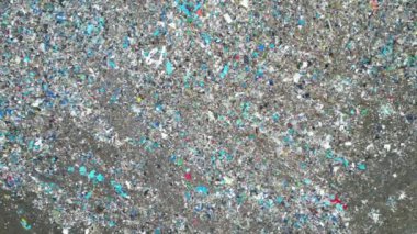 Issız bir yere bırakılmış plastiğin kuş bakışı görüntüsü. İHA görüntüsü. Yavaşça yakınlaştırılmış görüntüler