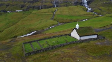 Saksun Kilisesi 'nin havadan görünüşü ve Faroe adalarının manzarası.