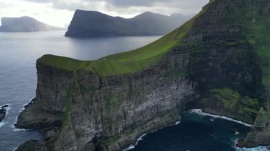 Faroe adalarındaki Kalsoy adasının güzel manzarası.