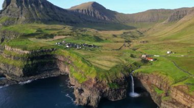 Gasadalur 'daki Faroe adalarının güzel manzarası.