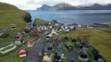 Gjogv 'un havadan görünüşü ve yakınlardaki güzel uçurumlar, Faroe adaları.