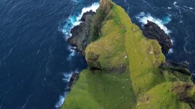 Faroe adalarındaki Kalsoy adasının güzel manzarası.