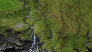 Faroe adalarındaki Kalsoy adasının güzel manzarasının havadan görüntüsü.