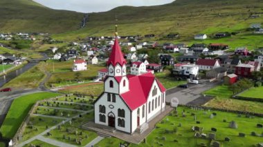 Sandavagur, Vagar, Faroe adalarındaki güzel kilisenin hava manzarası.