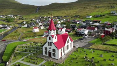 Sandavagur, Vagar, Faroe adalarındaki güzel kilisenin hava manzarası.