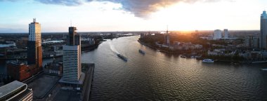 Gün batımında Rotterdam şehrinin hava manzarası, Hollanda