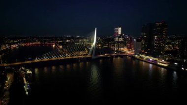 Gün batımında Rotterdam ve Erasmusbridge şehrinin hava manzarası, Hollanda