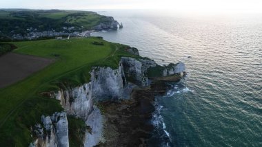 Günbatımında Etretat yakınlarındaki ünlü beyaz kireçtaşı uçurumlarının hava manzarası, Fransa