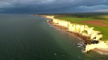 Günbatımında Etretat yakınlarındaki ünlü beyaz kireçtaşı uçurumlarının hava manzarası, Fransa