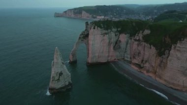Fransa 'nın batımında Etretat köyündeki ünlü beyaz kireçtaşı uçurumlarının hava manzarası