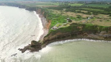 Point du Hoc, Fransa 'daki sığınakların ve bomba kraterlerinin hava görüntüleri.