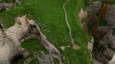 Günbatımında Etretat yakınlarındaki ünlü beyaz kireçtaşı uçurumlarının hava manzarası, Fransa