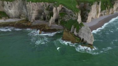 Günbatımında Etretat yakınlarındaki ünlü beyaz kireçtaşı uçurumlarının hava manzarası, Fransa