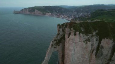 Fransa 'nın batımında Etretat köyündeki ünlü beyaz kireçtaşı uçurumlarının hava manzarası