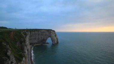 Etretat yakınlarındaki ünlü beyaz kireçtaşı kayalıklarının günbatımı, Fransa