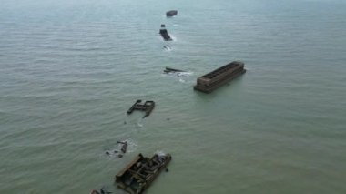 Arromanches-les-Bains, Fransa 'daki Dut Limanı B' nin hava görüntüsü
