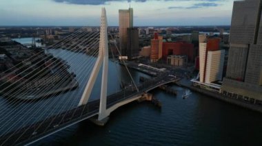 Rotterdam, Hollanda - 20 Mayıs 2024 - Rotterdam ve Erasmusbridge şehrinin günbatımında hava manzarası, Hollanda