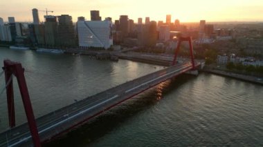 Rotterdam, Hollanda - 20 Mayıs 2024 - Rotterdam ve Erasmusbridge şehrinin günbatımında hava manzarası, Hollanda