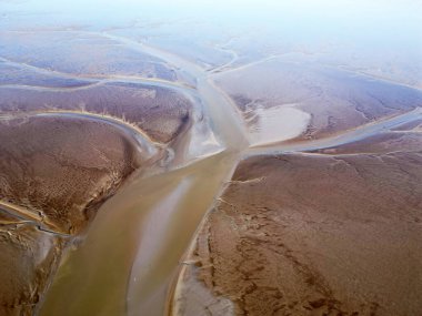 Eemsdelta, Groningen, Hollanda 'nın gelgit çamur düzlüklerinin ve kanallarının hava görüntüsü