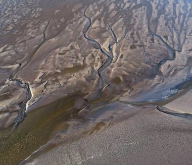 Eemsdelta, Groningen, Hollanda 'nın gelgit çamur düzlüklerinin ve kanallarının hava görüntüsü