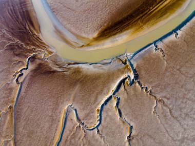 Eemsdelta, Groningen, Hollanda 'nın gelgit çamur düzlüklerinin ve kanallarının hava görüntüsü