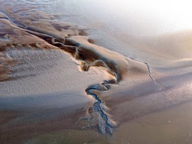 Eemsdelta, Groningen, Hollanda 'nın gelgit çamur düzlüklerinin ve kanallarının hava görüntüsü