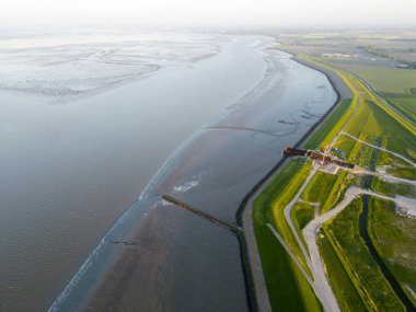 Gelgit körfezinin havadan görünüşü. Bu körfez tamamlandığında mevcut tarımsal koşulların yerini tuzlu su tarımı ortamına bırakacak. Bierum, Eemsdelta, Hollanda