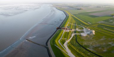 Gelgit körfezinin havadan görünüşü. Bu körfez tamamlandığında mevcut tarımsal koşulların yerini tuzlu su tarımı ortamına bırakacak. Bierum, Eemsdelta, Hollanda