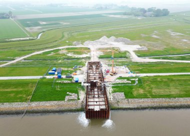 Gelgit körfezinin havadan görünüşü. Bu körfez tamamlandığında mevcut tarımsal koşulların yerini tuzlu su tarımı ortamına bırakacak. Bierum, Eemsdelta, Hollanda