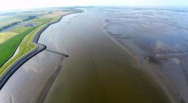 Eemsdelta ve Dollard, Groningen, Hollanda 'nın gelgit çamur düzlüklerinin ve kanallarının hava görüntüsü