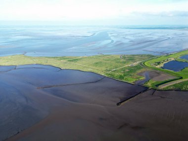 Eemsdelta ve Dollard, Groningen, Hollanda 'nın gelgit çamur düzlüklerinin ve kanallarının hava görüntüsü