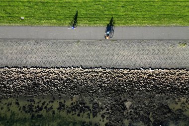 Açık deniz seviyelerine karşı koruyucu bir lezbiyenin havadan görünüşü, Hollanda