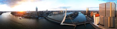 Gün batımında Rotterdam şehrinin hava manzarası, Hollanda