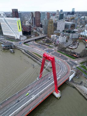 Rotterdam, Hollanda - 14 Eylül 2024 - Rotterdam şehrinin günbatımında havadan görünüşü, Hollanda