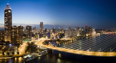 Rotterdam, Hollanda - 14 Eylül 2024 - Rotterdam şehrinin günbatımında havadan görünüşü, Hollanda